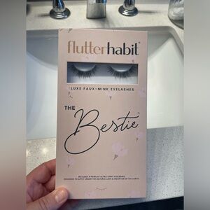 Flutterhabit “The Bestie”